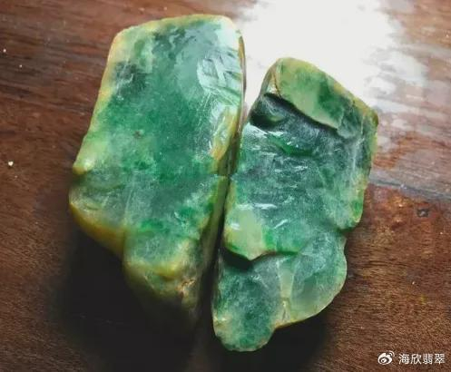 一块翡翠原石,一切两块飘绿色的双龙戏珠