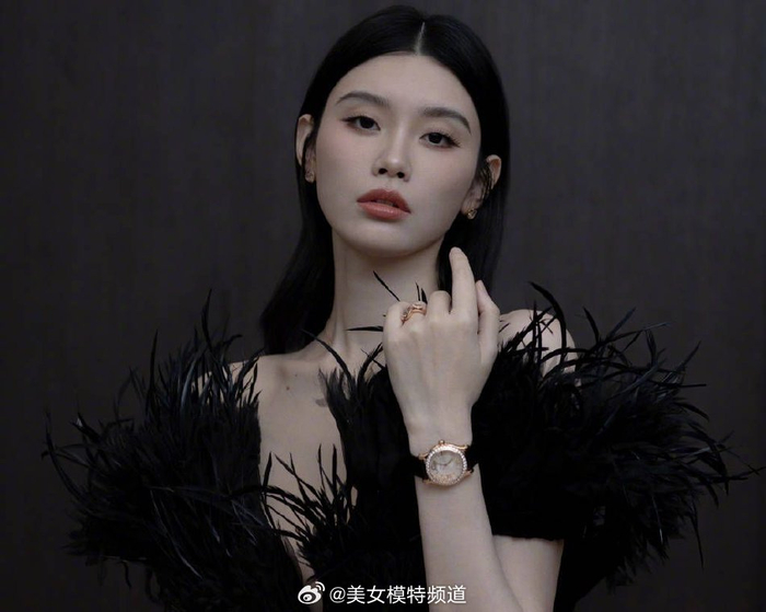 奚梦瑶身穿黑色羽翼长裙气场全开 点缀珠宝更显贵气