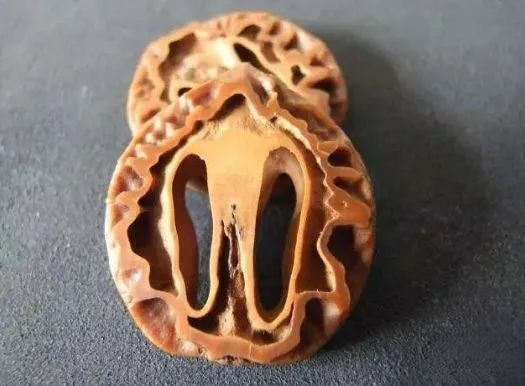 又因为留下来的部分正好是核桃的壁,而且形状很像一对鞋子,自然形成