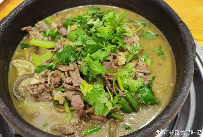 胆汁,消化液等,有着淡淡的苦味,因消化的大多是青草,所以颜色会是绿色