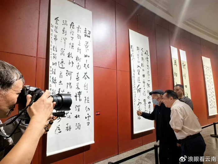 陪同云南艺术泰斗冯国语先生观展【书法家介绍】滕鹏楚云南省书法家