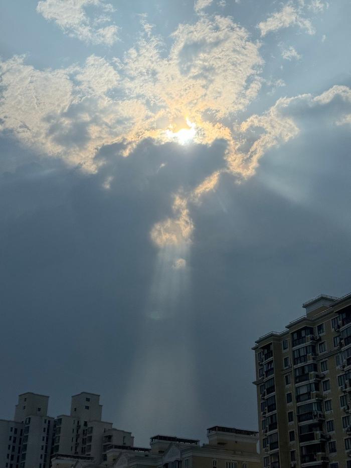 雨后初晴是天空的景象图片