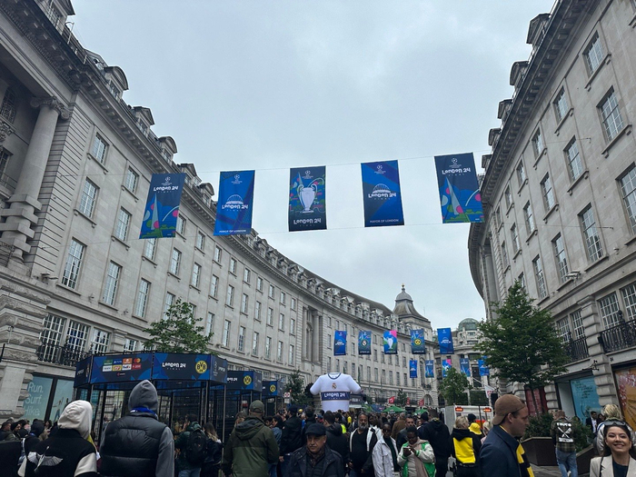 official shop摄政街气氛浓厚