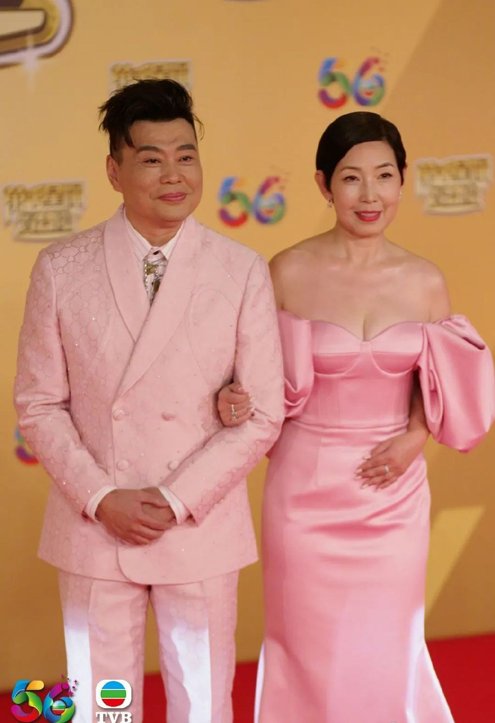 tvb台庆:黄智雯露背抢镜,高海宁身材吸睛,中年明星个个冻龄|黄智雯