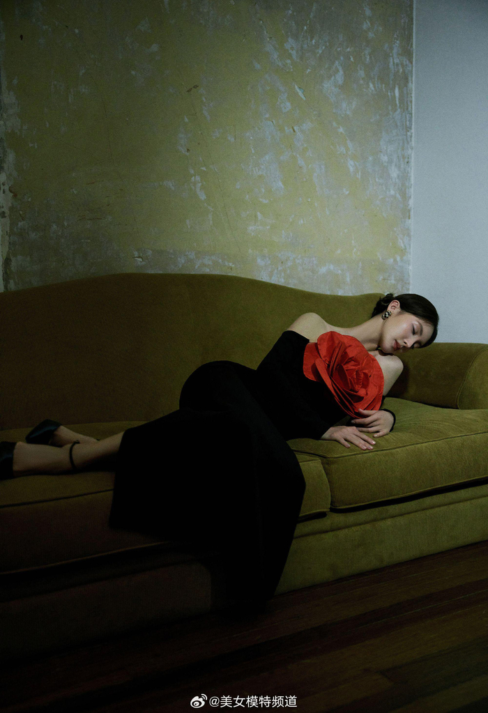 金晨黑色长裙胸前大红花朵