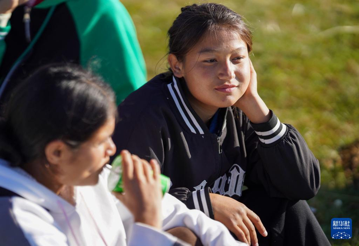 新华社记者 胡虎虎 摄一次训练结束后,运动员茹柯耶·麦麦提艾力(左)