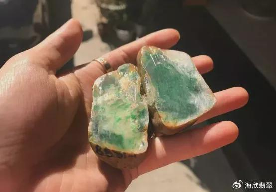 一块翡翠原石一切两块飘绿色的双龙戏珠