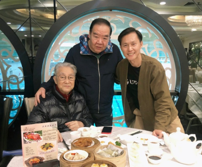 张国强开心约上息影的周骢喝早茶 遇上郑则仕3位老戏骨开心合影|张国强|郑则仕|骢_新浪新闻