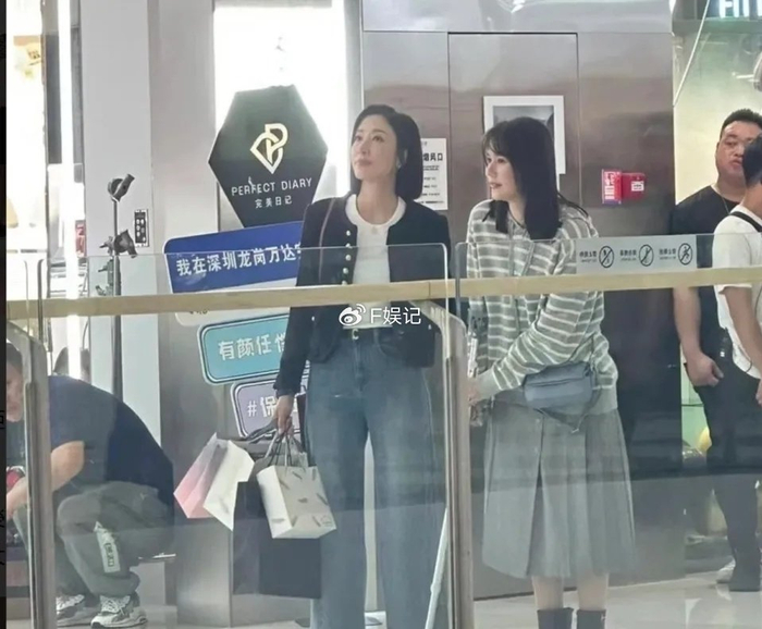 杨怡杨卓娜片场合影曝光 姐妹俩五官很像但风格不同