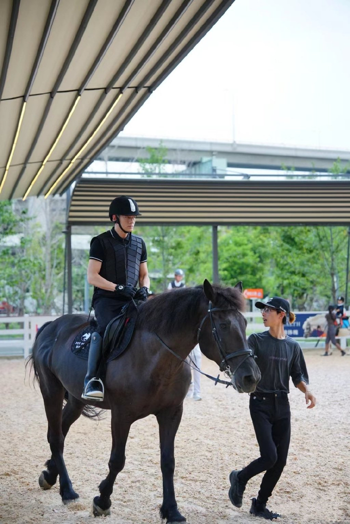郭富城为方媛庆生后首现身,生图超帅气,骑高头大马学习马术