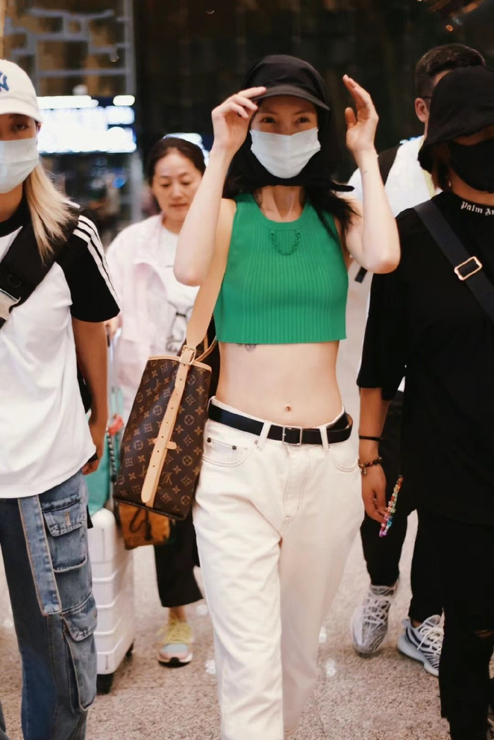 金晨现身机场,穿露脐装超性感,身上疑似多了一处新刺青|金晨|香港