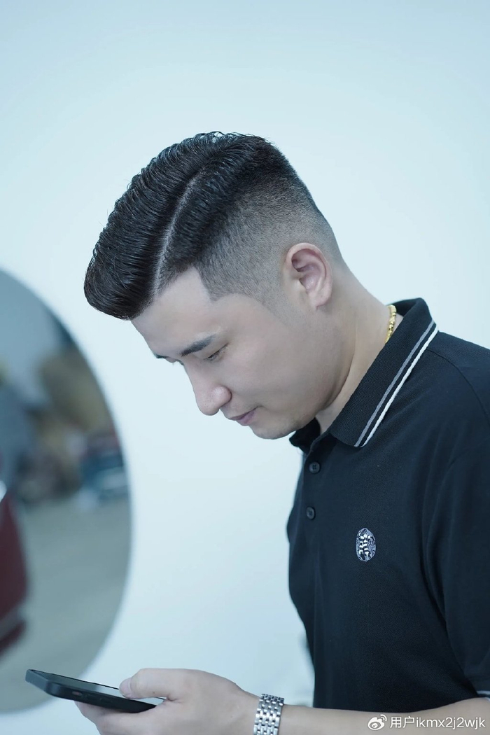 这款发型适合那些追求品味与个性的成熟男士,无论是出席重要场合还是