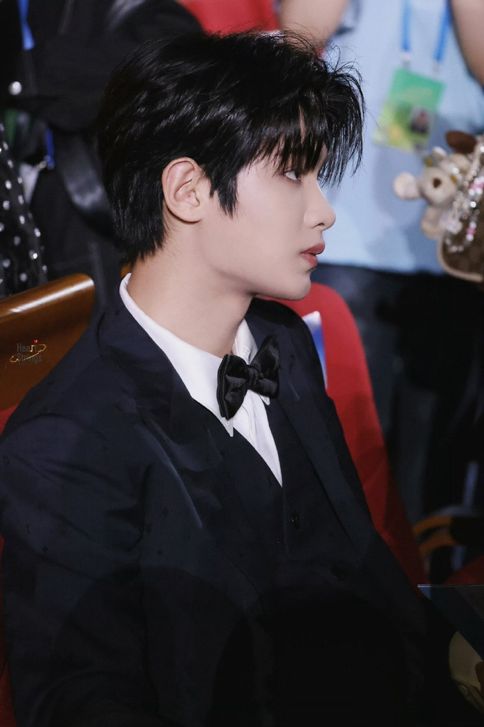 黄明昊 西装三件套好贵气好帅气的justin