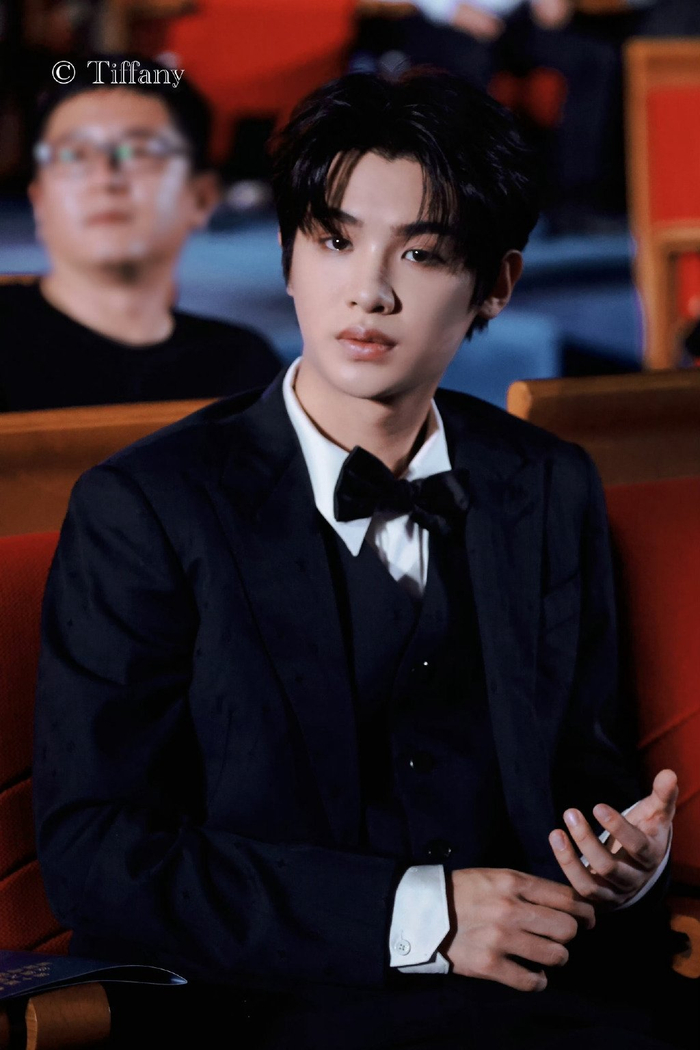 黄明昊 西装三件套好贵气好帅气的justin