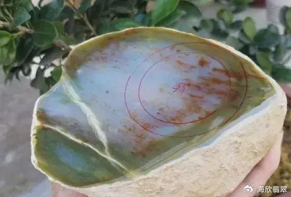 买下的翡翠原石,切出的飘红花手镯