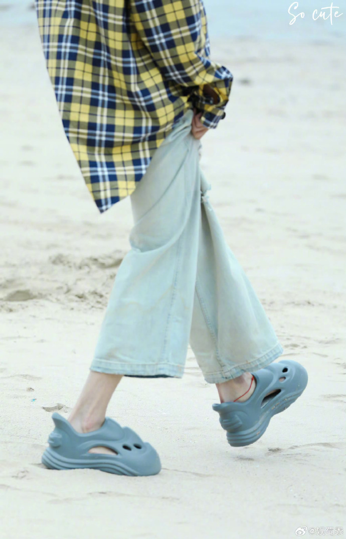 魏大勋的路透真的让人眼前一亮了,这大长腿也太优越了,这脚裸和红绳真