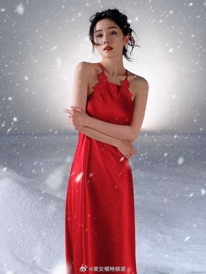 杨幂穿红色吊带秀完美身材珍珠眼妆搭配红发挑染美艳动人