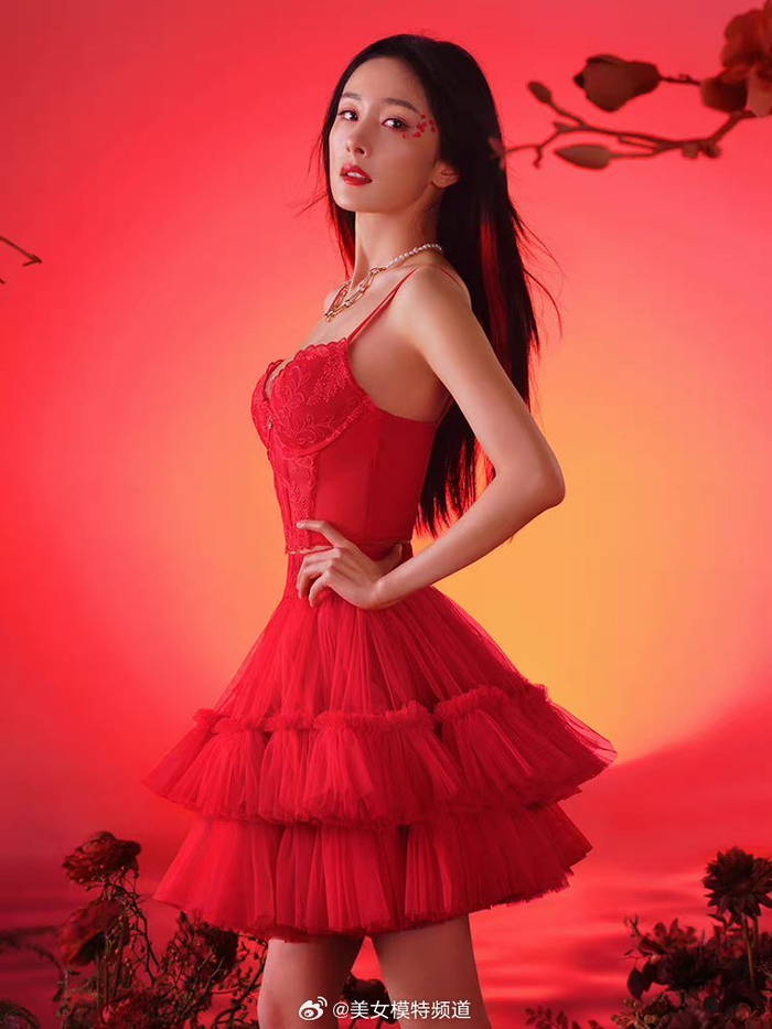 杨幂穿红色吊带秀完美身材珍珠眼妆搭配红发挑染美艳动人
