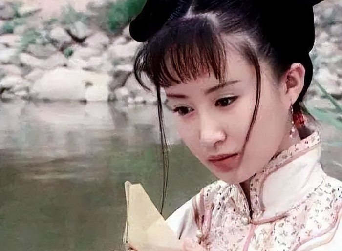 宋祖儿出事,舒畅上热搜,她俩有一段不为人知的故事