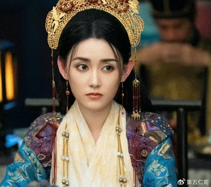 在娱乐圈内涌起的举报偷税漏税风潮就释放出了一个信号:明星们即使