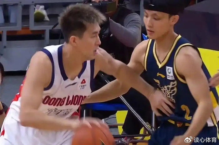 广东前锋膝盖受伤,周琦缺席战新疆,深圳换帅,郭艾伦无限期休战|新疆|周琦|郭艾伦