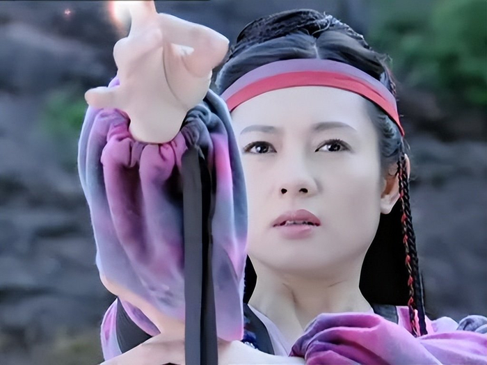 57岁李丽珍晒庆生照，身材发福走样，25岁女儿出镜继承妈妈高颜值
