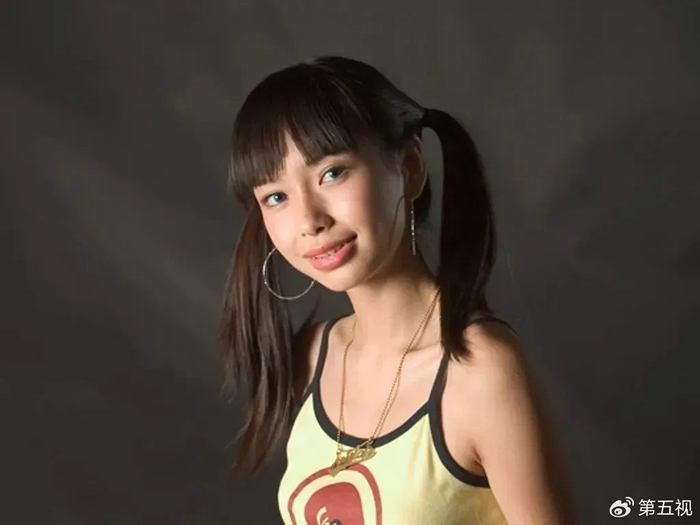 宝贝自打出道就宣扬自己是天生的混血外貌,但实际上她与某个冯姓网红