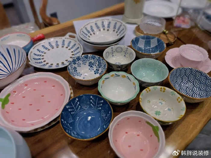 一,碗碟主要分为"釉上彩"和"釉下彩"