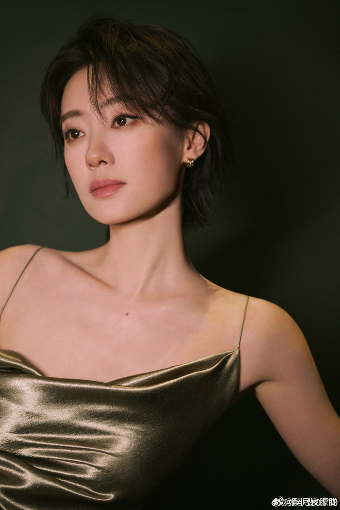 穿着最妩媚的裙子,散发着最强大的气场