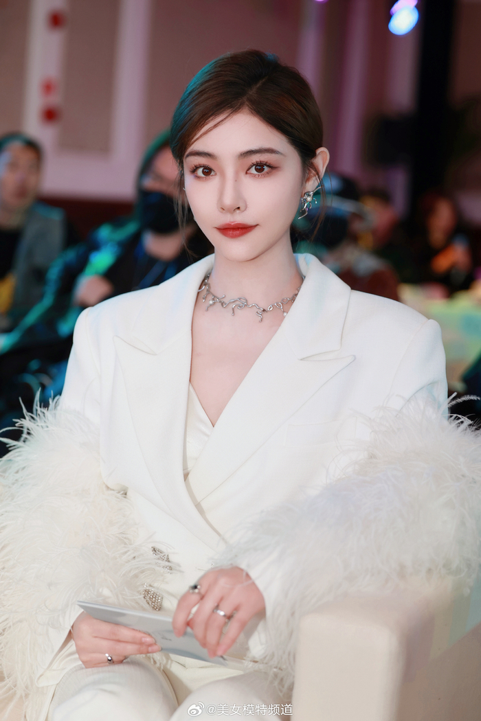 许佳琪白色西装酷美造型