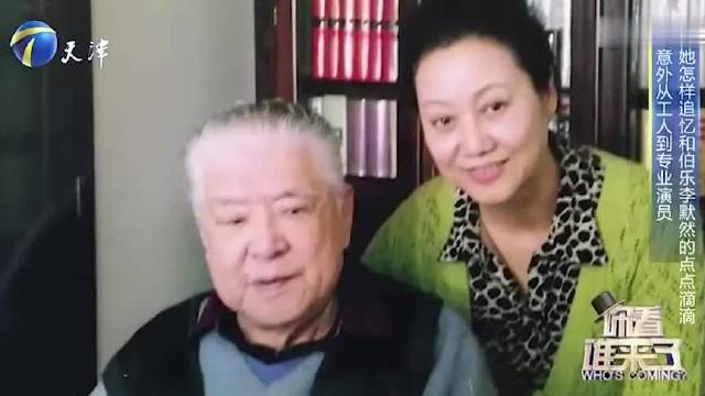 演员王丽云搭档主持人王为念,两人演唱经典红歌《映山红》