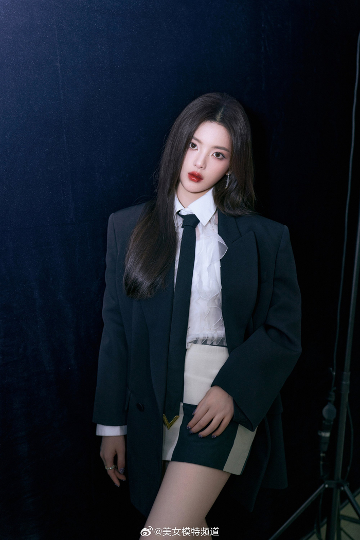 杨超越西装短裙又酷又美