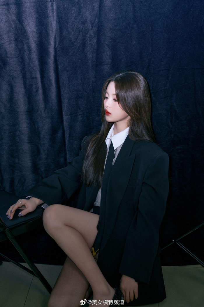 杨超越西装短裙又酷又美