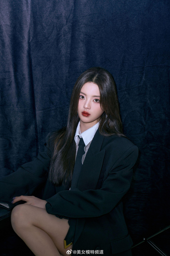 杨超越西装短裙又酷又美