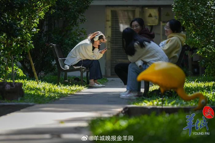 不必总仰望别人，你也有你的光芒