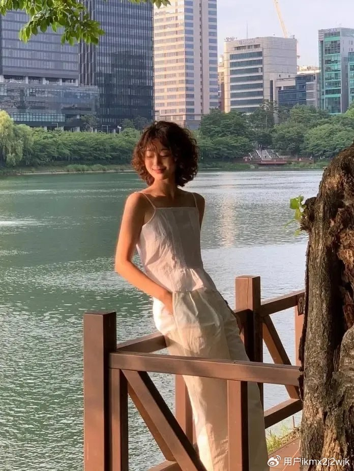 40岁左右的女性,选择齐脖层次卷发,成熟有魅力|层次|发型|女性_新浪