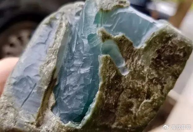 拳头大小的翡翠原石屡次擦涨