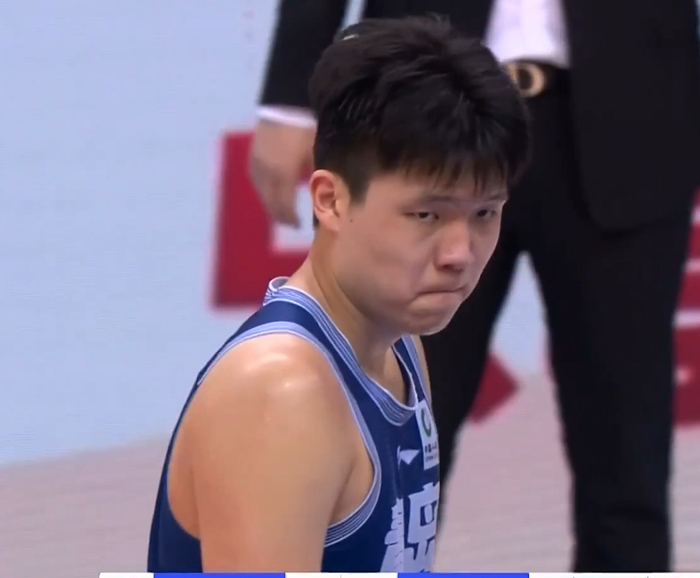 本土的中锋他一个也防不住,被同级别的余嘉豪暴打,根本就没和周琦