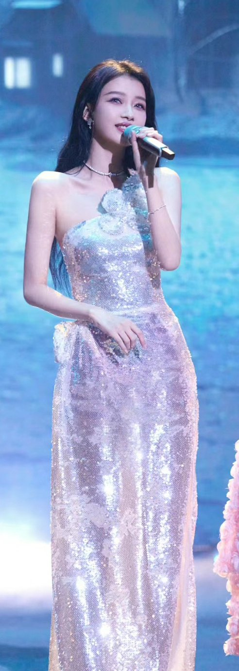 孙怡张小斐同款银色亮片裙各有各的美孙怡甜美