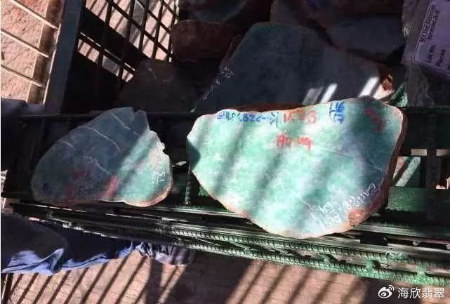 一块翡翠原石竟切出数十条满绿手镯