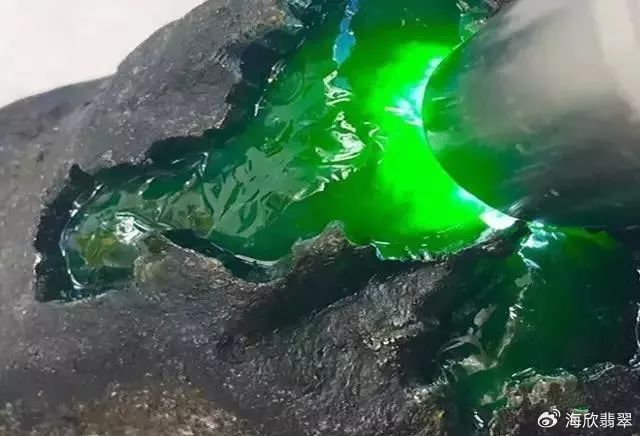 应掌握这些翡翠赌石技巧知识:翡翠原石的裂绺,瑕疵