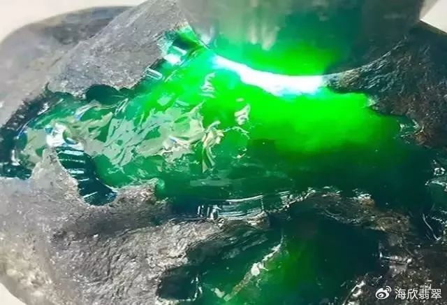 应掌握这些翡翠赌石技巧知识:翡翠原石的裂绺,瑕疵