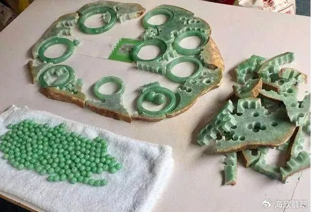 一块翡翠原石竟切出数十条满绿手镯