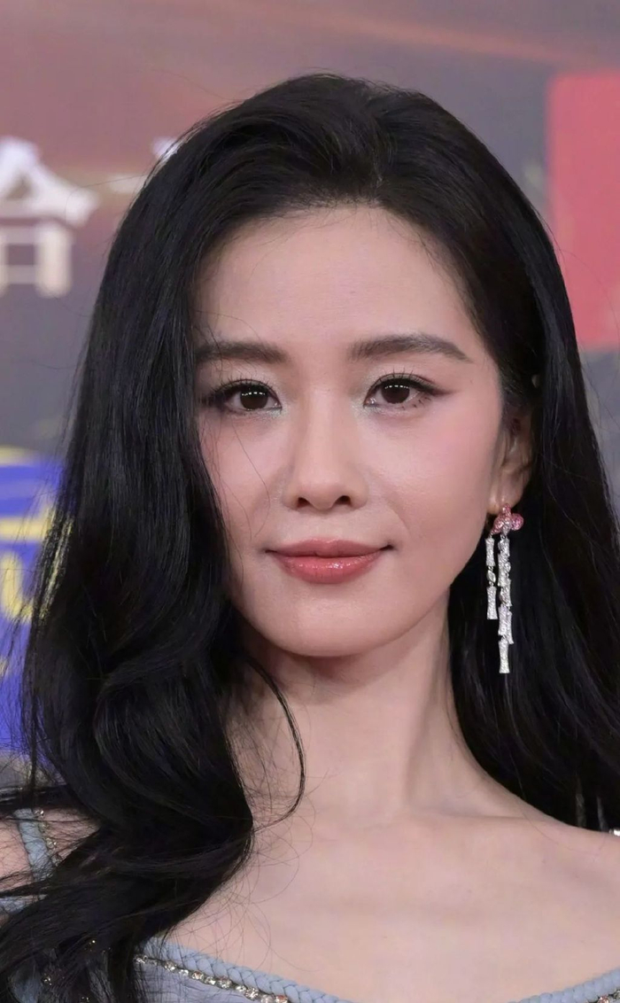 微博之夜明星怼脸生图:秦岚暴露年龄感,井柏然憔悴,于文文脸肿