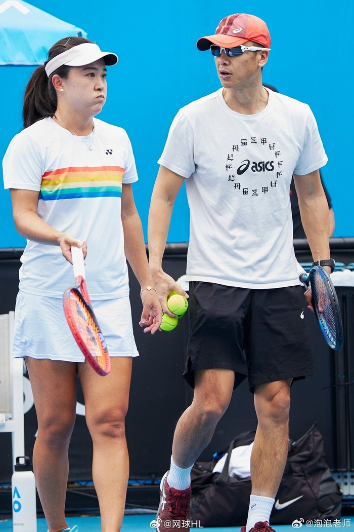 天呐朱琳和刘硕教练在澳网合作了期待值拉满