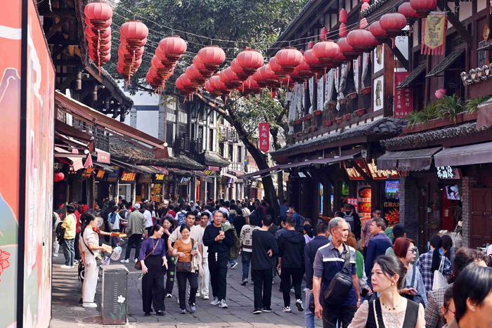 重庆磁器口古镇游客络绎不绝