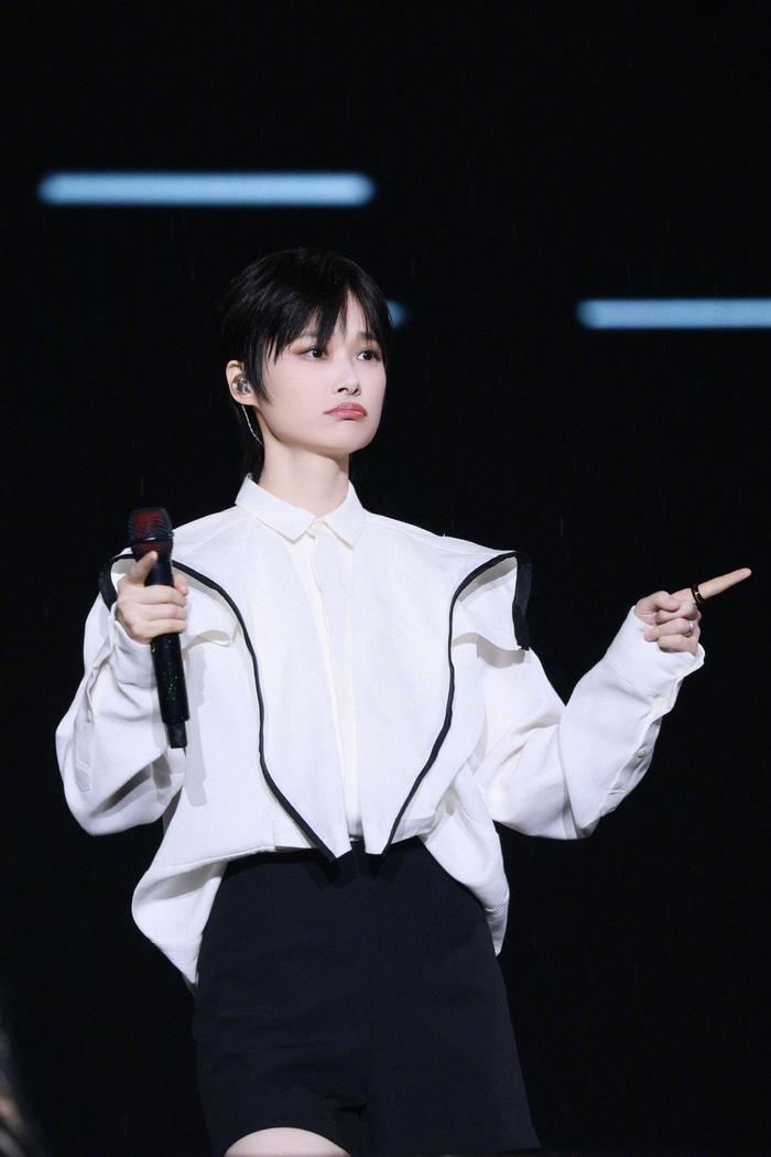 李宇春参加派对被拍，着装引发热议