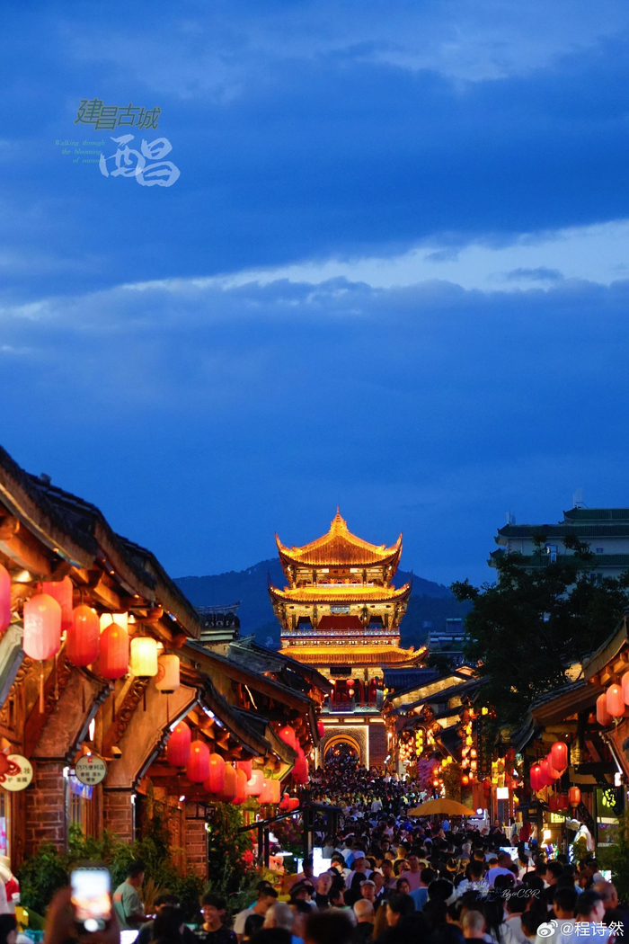 夜晚的建昌古城更是别有一番韵味,灯笼高挂,霓虹闪烁,与古建筑相得
