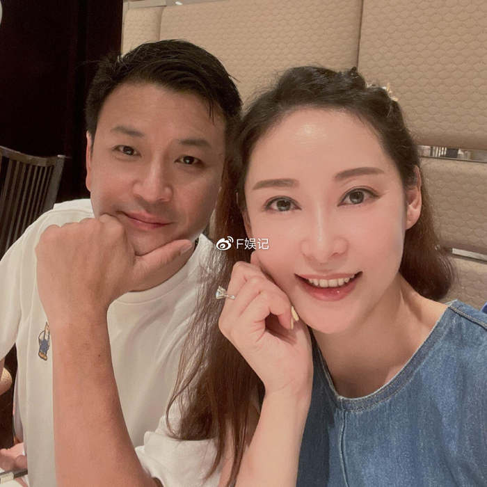 杨卓娜开心出席继女大学毕业典礼 母女俩开心合影感情深厚