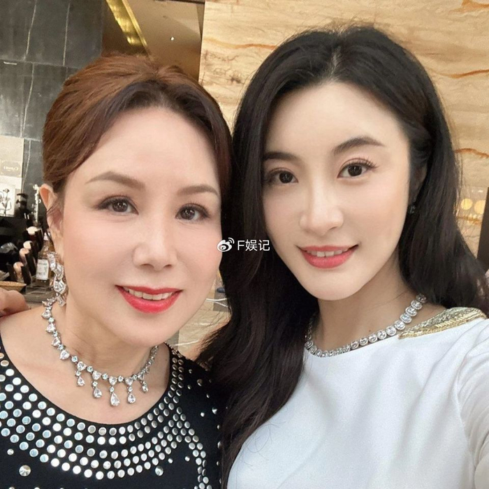 杨怡杨卓娜片场合影曝光 姐妹俩五官很像但风格不同